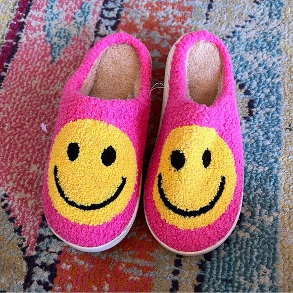 Pink Smiley Face Slippers size medium - Picture 1 of 5